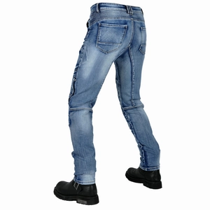 Detail der blauen Motorradjeans mit elastischen Falteneinsätzen am Knie und gewaschenem Denim