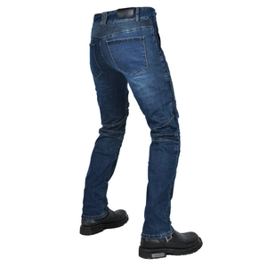 Détail du jean de moto avec panneaux extensibles en accordéon aux genoux et à la taille