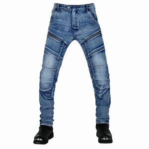Detailansicht der blauen Motorradjeans mit verstärkten Knieähten und Metallreißverschlüssen