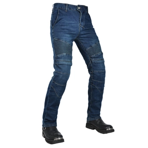 Détail du jean de moto bleu foncé avec panneaux extensibles et protection aux genoux
