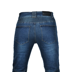 Détail du jean de moto avec panneaux extensibles en accordéon et poches arrière de style