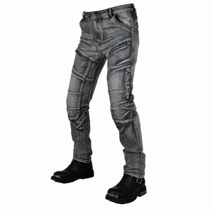 Detailansicht der Motorrad-Jeans mit Akkordeon-Stretch an Knien und taktischen Taschen