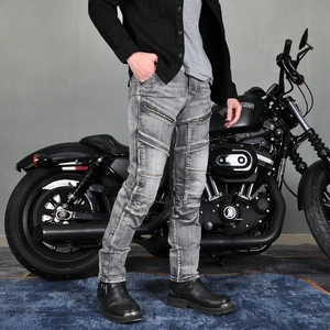 Details grauer Motorradjeans mit gesteppten Knie-Patches und Reißverschlusstaschen