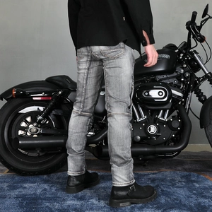 Detailansicht der gewaschenen grauen Motorradjeans mit Knie-Nähungen und Reißverschlüssen