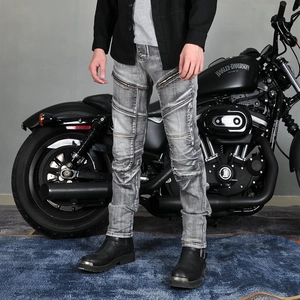 Detail einer grauen Vintage-Motorradjeans mit Metallreißverschlüssen und schmaler Passform