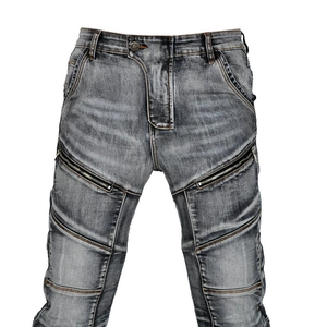 Nahaufnahme der grauen Motorradjeans mit Metallreißverschlüssen und Wascheffekten