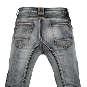 Detail der grauen Motorradjeans mit Akkordeon-Stretch-Einsätzen und orangen Nähten