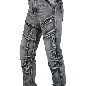 Detail der grau gewaschenen Motorradjeans mit verstärkten Kniebereich und Metall-Reißverschluss