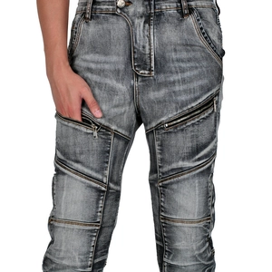 Nahaufnahme der rauchgrauen Motorradjeans mit Metallreißverschlüssen und Wascheffekten