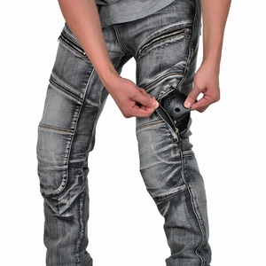 Detail der Motorradjeans mit Reißverschlusstasche für herausnehmbare Knieschutzpolster