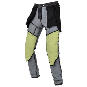 Makroaufnahme des gelben Aramid-Abriebschutzes an der Innenseite der Motorrad-Reitjeans