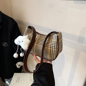 Retro-Hobo-Tasche mit Hahnentrittmuster, Lederriemen und Wolken-Anhänger-Detail