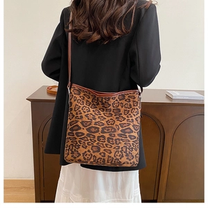Borsa a secchiello classica leopardata con finiture in pelle marrone indossata dal modello