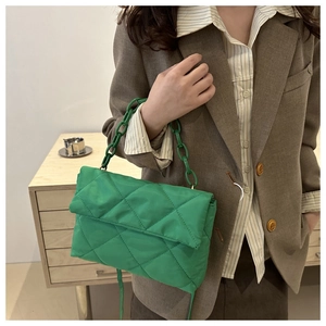 Détail du sac à chaîne matelassé vert citron avec texture douce et motif à losanges
