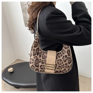 Dettaglio borsa hobo leopardata con tracolla in pelle beige e fibbia dorata lucida
