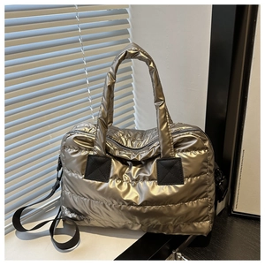 Gewatteerde metallic puffer schoudertas in champagnegoud met verstelbare riem