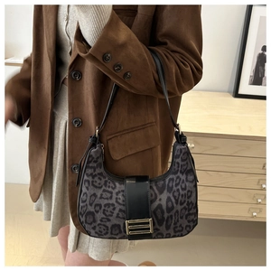 Detailansicht der Schultertasche mit Leopardenmuster und goldener Metallschnalle