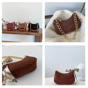 Detalle de bolso media luna de ante con cadena dorada y pañuelo de seda decorativo