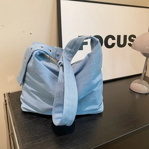 Sac fourre-tout chic en jean bleu clair avec bandoulière à œillets pour femme décontractée