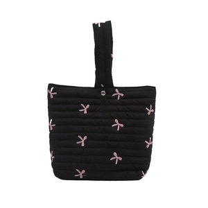 Borsa a secchiello trapuntata nera con ricamo fiocco rosa e manico imbottito donna