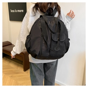 Vista posteriore di uno zaino multifunzionale in nylon nero con manico e tasche laterali