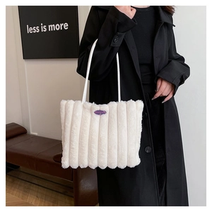 Sac fourre-tout en peluche blanche avec rayures verticales et fines bandoulières