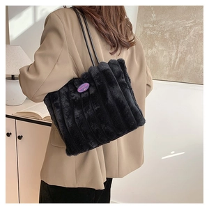 Détail du sac fourre-tout noir en peluche avec texture rayée et écusson Fashion Girl