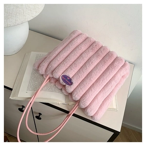 Détail du cabas en peluche rose avec rayures verticales matelassées et étiquette violette