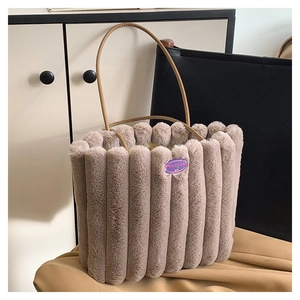 Détail du sac fourre-tout en peluche à rayures verticales et patch logo Fashion Girl