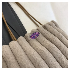 Vue détaillée du sac cabas en peluche montrant la texture plissée et l'anse