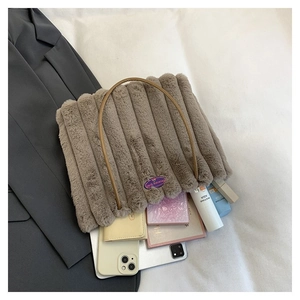 Vue intérieure du sac cabas en peluche marron montrant sa grande capacité de rangement