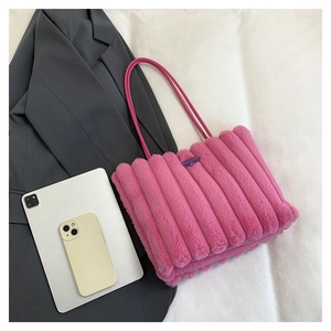 Détail du sac cabas en fausse fourrure rose avec surpiqûres et logo Fashion Girl