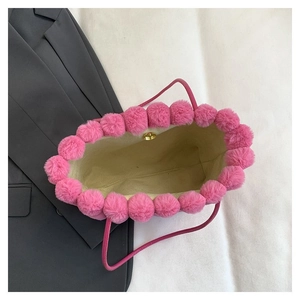 Détail du cabas rose en peluche avec bordure à pompons et fermoir magnétique doré