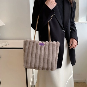 Sac fourre-tout chic en peluche à rayures verticales et broderie pour l'hiver