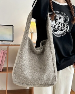 Detailopname van grijze wollen tote bag met dikke textuur en grote capaciteit