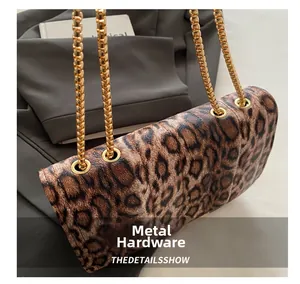 Détail de la texture léopard et des maillons dorés de ce sac à bandoulière élégant