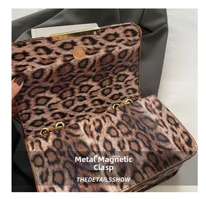 Détail du fermoir magnétique doré sur le sac à main chic à motif léopard et chaîne