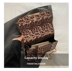 Détail du sac léopard à chaîne montrant la capacité pour téléphone et portefeuille
