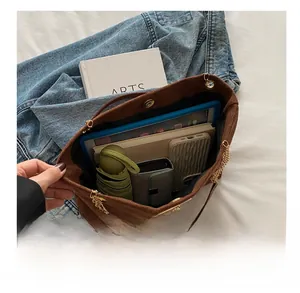 Vue intérieure du sac fourre-tout en daim marron montrant sa grande capacité de rangement