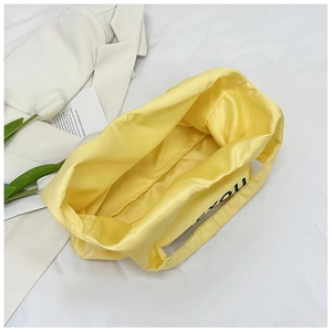 Interior espacioso del bolso tote amarillo con letras you y decorado de tulipán