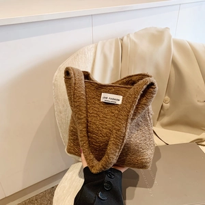 Borsa tote marrone in pelliccia sintetica con etichetta Love Fashion per l'inverno