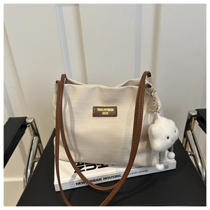Détail du sac fourre-tout en velours côtelé beige avec bretelles en cuir marron