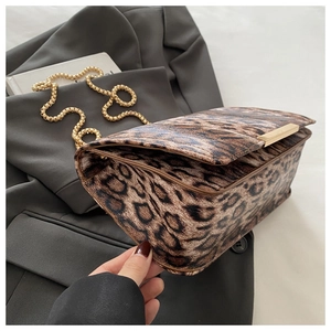 Vista lateral del bolso de leopardo con cadena dorada y cierre metálico de lujo