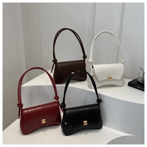 Vue détaillée des sacs sous le bras motif crocodile en quatre couleurs avec base incurvée