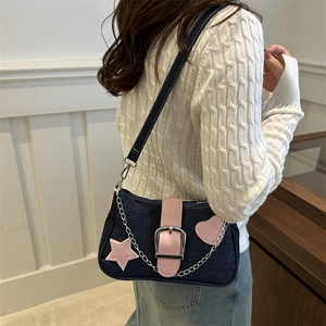 Bolso de hombro denim azul oscuro con parches de estrella rosa y cadena metálica