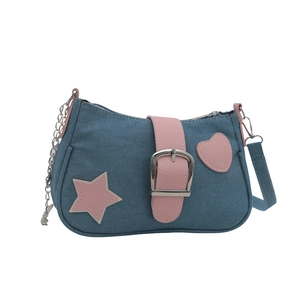 Bolso de hombro en denim con estrellas, correa rosa y cadena de plata