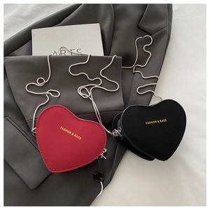 Détails des mini sacs en forme de cœur rouge et noir avec lettrage doré et chaîne argent