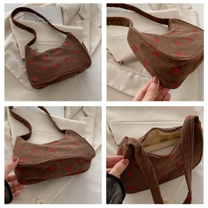 Détails du sac en velours marron à motifs fraises montrant l'intérieur et le fond