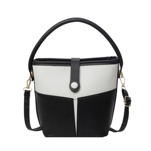 Moderne schwarz-weiße Beuteltasche mit Kontrastbesatz und goldenen Details