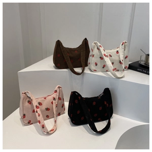 Détail de quatre sacs hobo en velours côtelé avec imprimés fraises en marron, blanc et rose